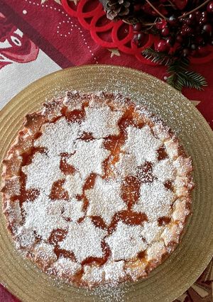 Foto di Crostata di albicocche stellare con frolla di mandorle
