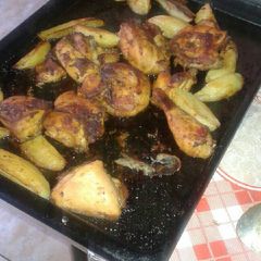 A picture of Grilled chicken with potatoes.