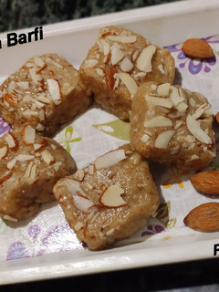 मावा बर्फी (Mawa Barfi recipe in Hindi) रेसिपी मुख्य फोटो
