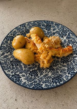 Φωτογραφία της συνταγής Τραγανά chicken nuggets στο φούρνο με πατάτες baby
