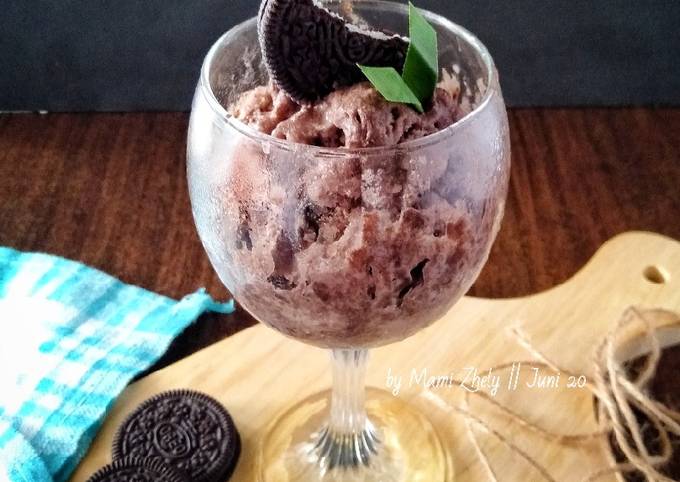 Cara Gampang Membuat Es Krim Cokelat Oreo Anti Gagal