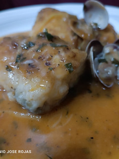 Una foto de Merluza con romesco