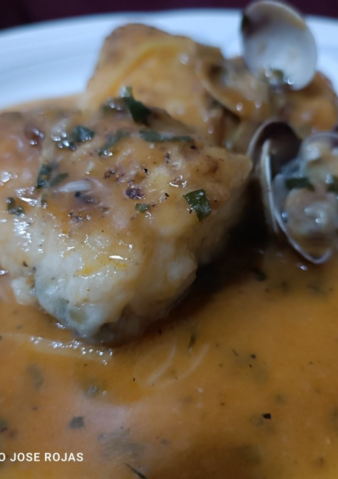 Una foto de Merluza con romesco