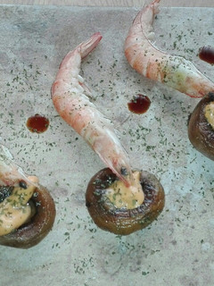 Una foto de Champiñones, salmorejo y langostinos
