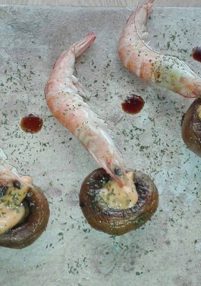 Una foto de Champiñones, salmorejo y langostinos