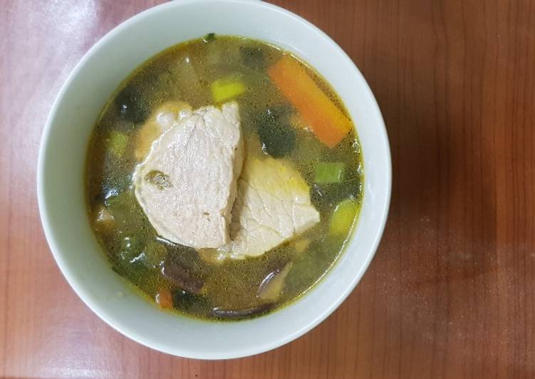 Zuppa di miso con maiale e funghi cardoncelli
