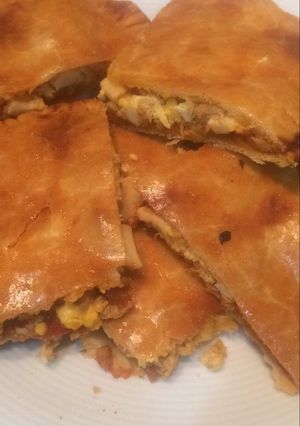 Una foto de Coca de tomate y atún