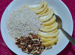 Una foto de Bowl de guayaba con amaranto y nueces