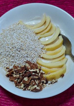 Una foto de Bowl de guayaba con amaranto y nueces