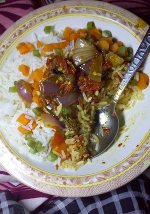 A picture of Garnished White Rice with Onion Sauce.