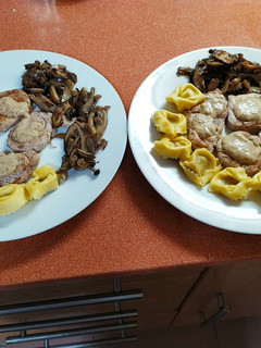 Una foto de Solomillo de cerdo con crema de boletus, tortellini y guarnición de setas