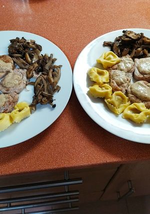 Una foto de Solomillo de cerdo con crema de boletus, tortellini y guarnición de setas