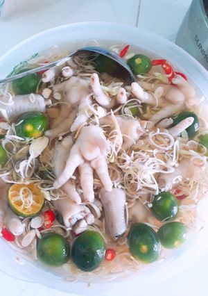 Hình của món Chân gà ngâm sả tắc.