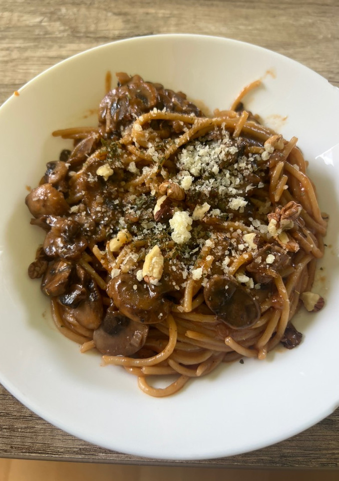 Una foto de Pasta con setas y nueces