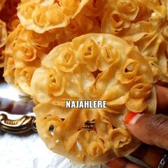 A picture of Hikima(rose cookies).