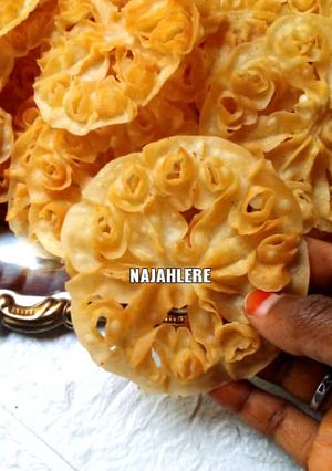 A picture of Hikima(rose cookies).