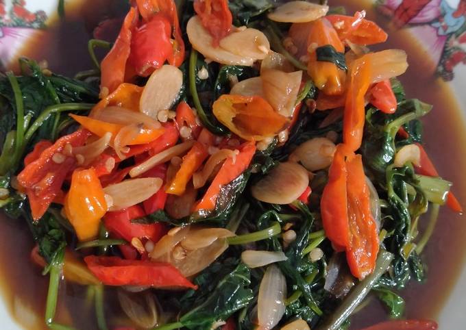 Bagaimana Menyiapkan Tumis kangkung super pedas, Enak