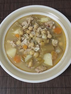 Una foto de Garbanzos con pollo y borraja