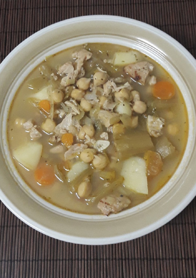 Una foto de Garbanzos con pollo y borraja