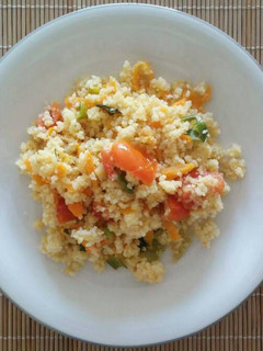 Una foto de Cus cus con verduras