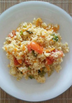 Una foto de Cus cus con verduras