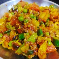 A picture of Matar, gazar, Hari payaz aur tamarar ki sabzi.