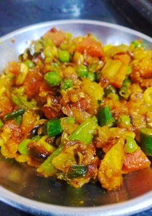 A picture of Matar, gazar, Hari payaz aur tamarar ki sabzi.
