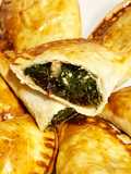 Empanadillas de queso, requesón (mató) y espinacas