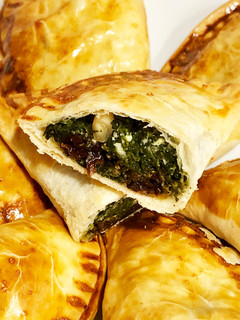 Una foto de Empanadillas de queso, requesón (mató) y espinacas