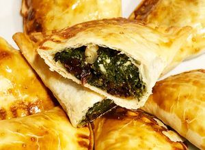 Foto principal de Empanadillas de queso, requesón (mató) y espinacas