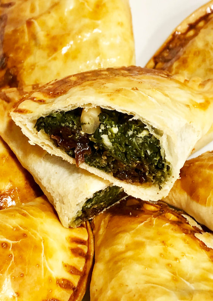 Una foto de Empanadillas de queso, requesón (mató) y espinacas