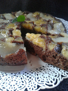 Una foto de Tarta invertida de chocolate, banana y pera