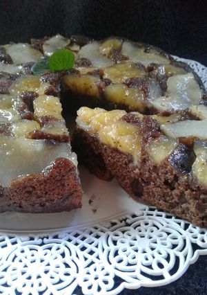 Una foto de Tarta invertida de chocolate, banana y pera