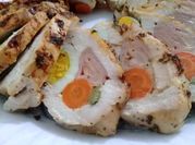 Una foto de pechuga de pollo rellena