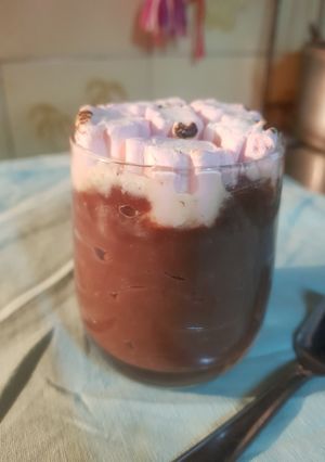 Una foto de Chocolate en taza con malvaviscos
