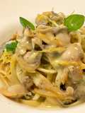 Spaghetti, vongole veraci, crema di patate e salsa al limone