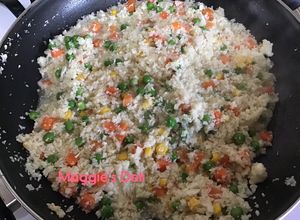 Una foto de Arroz de coliflor con verduras