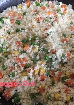 Una foto de Arroz de coliflor con verduras