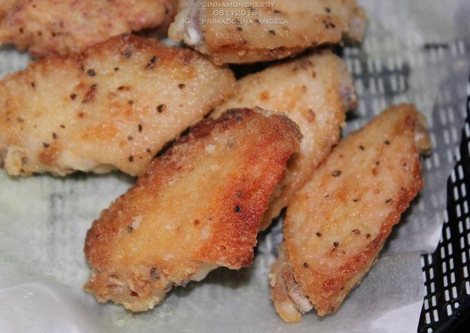 Recipe of Perfect Lemony Pepper Pan-Fried Chicken Wings