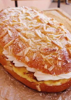 Una foto de Coca de Sant Joan 2025 v3: De almendras y rellena de crema quemada y nata