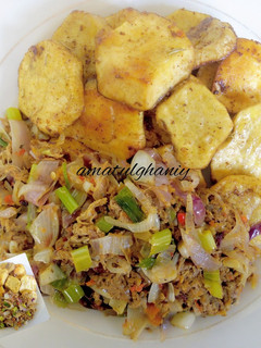 A picture of Sweet potatoes and minced meat onion sauce.