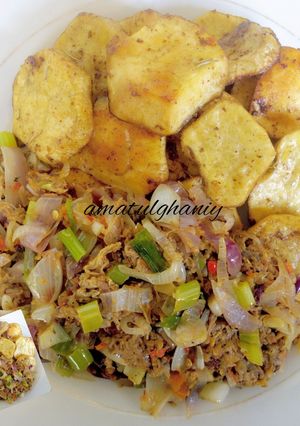 A picture of Sweet potatoes and minced meat onion sauce.
