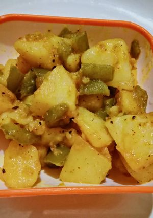 A picture of Potatoes And capsicum veg.