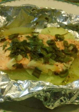 Una foto de Salmón empapelado con papas