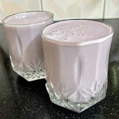 Pomegranate Banana 🍌 Smoothie { vegan } A picture of Pomegranate Banana 🍌 Smoothie { vegan }.