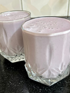 A picture of Pomegranate Banana 🍌 Smoothie { vegan }.