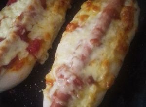 Una foto de Panchos 🌭 a la pizza 🍕 (salchichas, hot dogs, frankfurters)