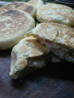 Una foto de Pan relleno sin levadura cocción en sartén