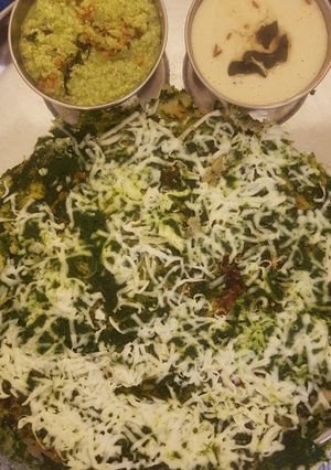 A picture of Spinach cheese dosa with peanut chutney.