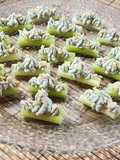 Barquitas de apio, roquefort y nuez